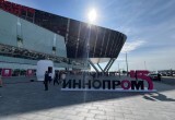 Владислав Шапша работает на промышленной выставке "ИННОПРОМ-2025" в Екатеринбурге