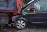 Под Калугой "Мерседес" врезался в попутный грузовик 