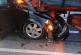 Под Калугой "Мерседес" врезался в попутный грузовик 