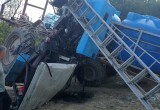 Синий трактор "прилёг" в калужском поселке 