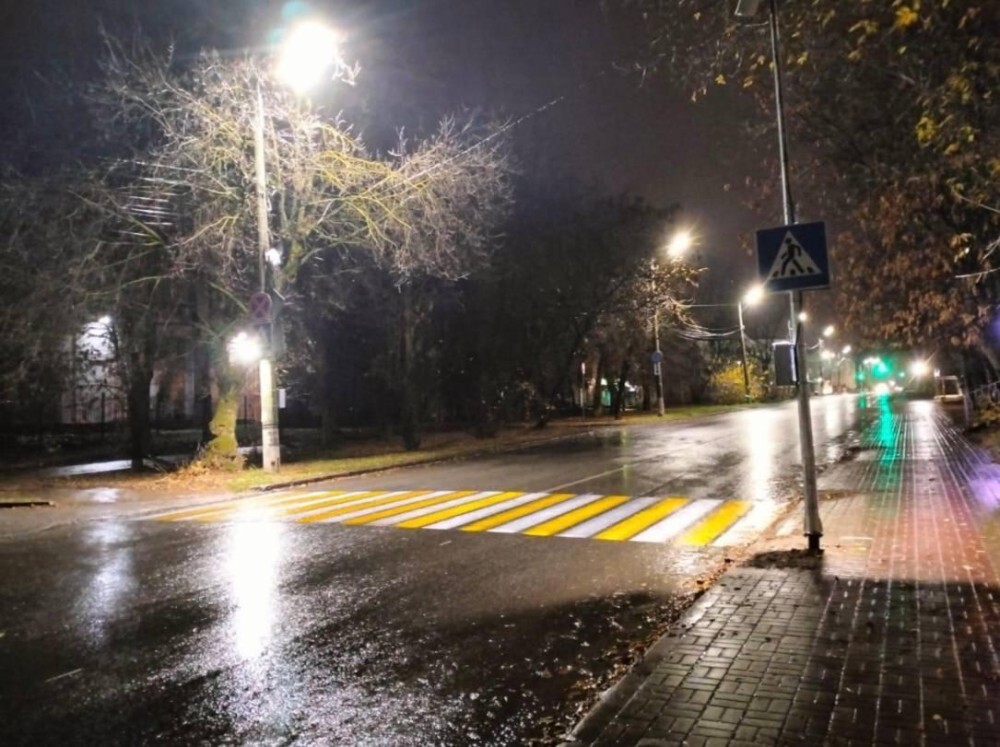 В Калуге новые  В Калуге новые "световые зебры" появились на пути к школам и детсадам