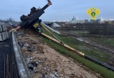 При падении автокрана с моста погиб 67-летний мужчина
