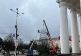 В Калуге у драмтеатра начали монтировать 22-метровую новогоднюю ёлку