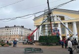В Калуге у драмтеатра начали монтировать 22-метровую новогоднюю ёлку