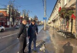 В центре Калуги на голову прохожей рухнула наледь с крыши