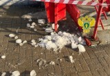 В центре Калуги на голову прохожей рухнула наледь с крыши
