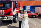 "Пусть горит только любовь": калужские пожарные поздравили молодую семью