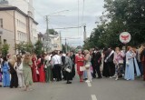 В Калуге прошло шествие выпускников 2026