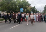 В Калуге прошло шествие выпускников 2026