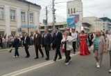 В Калуге прошло шествие выпускников 2026