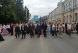 В Калуге прошло шествие выпускников 2026