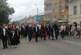 В Калуге прошло шествие выпускников 2026