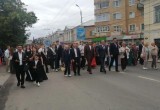 В Калуге прошло шествие выпускников 2026