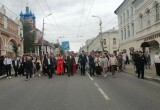 В Калуге прошло шествие выпускников 2026