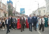 В Калуге прошло шествие выпускников 2026