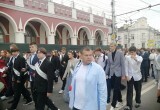 В Калуге прошло шествие выпускников 2026