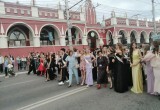 В Калуге прошло шествие выпускников 2026