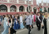 В Калуге прошло шествие выпускников 2026