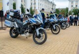 Владислав Шапша передал сотрудникам ДПС ключи от новых мотоциклов