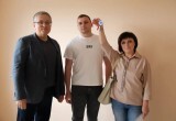 Кот стал первым новосёлом: калужанам вручили ключи от новых квартир