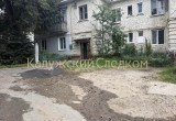 На Силикатном раненая женщина выпрыгнула из окна, спасаясь от мужчины с ножом