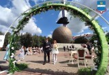 В День города в Калуге впервые сыграли свадьбы на смотровой площадке у "Шарика"