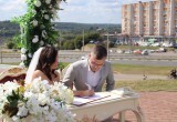 В День города в Калуге впервые сыграли свадьбы на смотровой площадке у "Шарика"