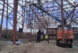 На "Спутнике" монтируют металлоконструкции будущего футбольного манежа