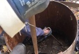 Как? А главное - зачем? Калужане спустили куртку в канализацию и забили коллектор