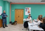 Четвероногий сотрудник аэропорта побывал в калужской школе