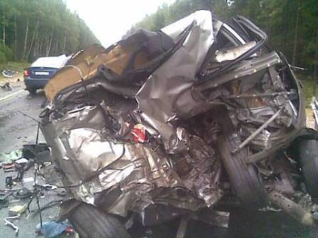 четыре грузовика и два легковых автомобиля разбились на калужской дороге