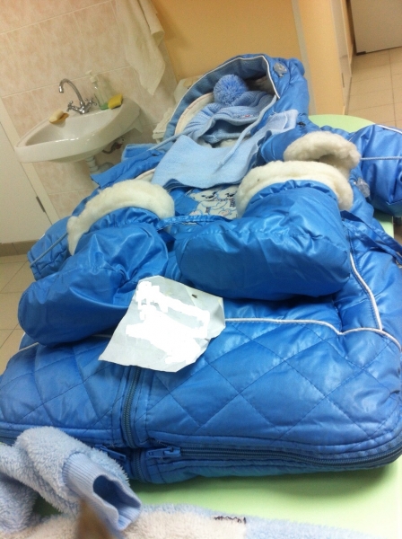 В Калужской области к мусоропроводу в подъезд подкинули ребенка